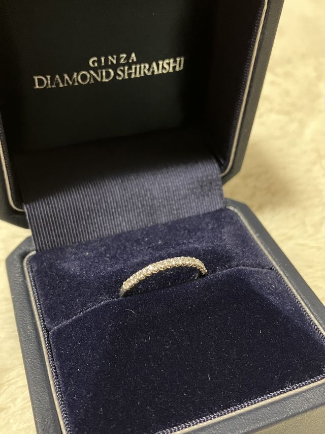 エタニティリングで細身
結婚指輪との重ね付けが素敵