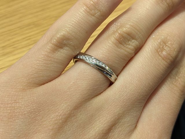 シンプルにプラスでワンアクセントデザインが入った指輪です。