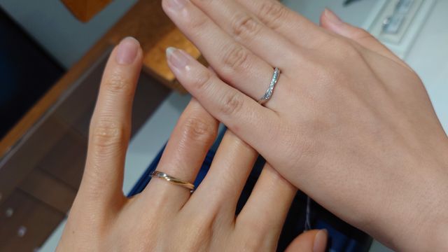 ねじれがあり、指が細くみえます。