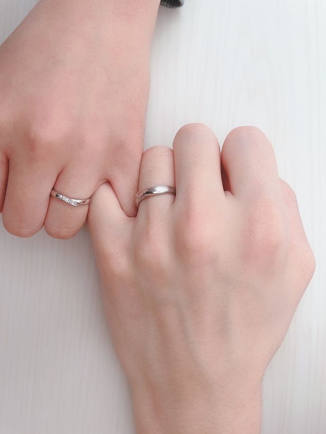 ピンクのダイアモンドが目立ちすぎないのが上品で可愛いです！！