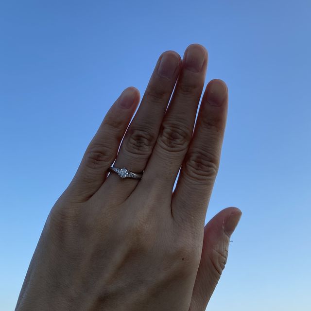 ウェーブ型の婚約指輪。