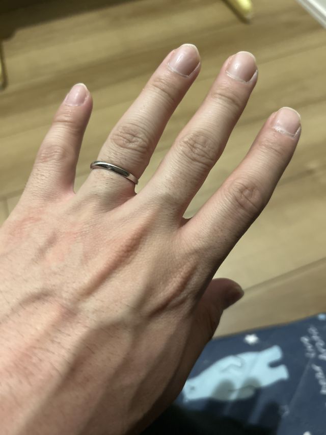 
裏側に奥さんのイニシャルと記念日の刻印してあります。