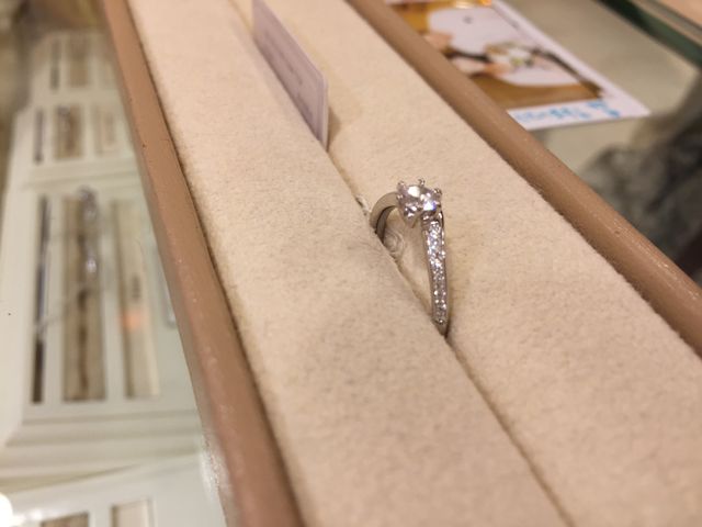 少しウェーブが入っていて大人っぽいデザインです。