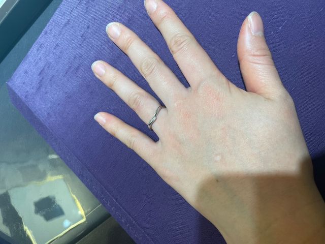 初桜という指輪です。指を長くみせてくれます