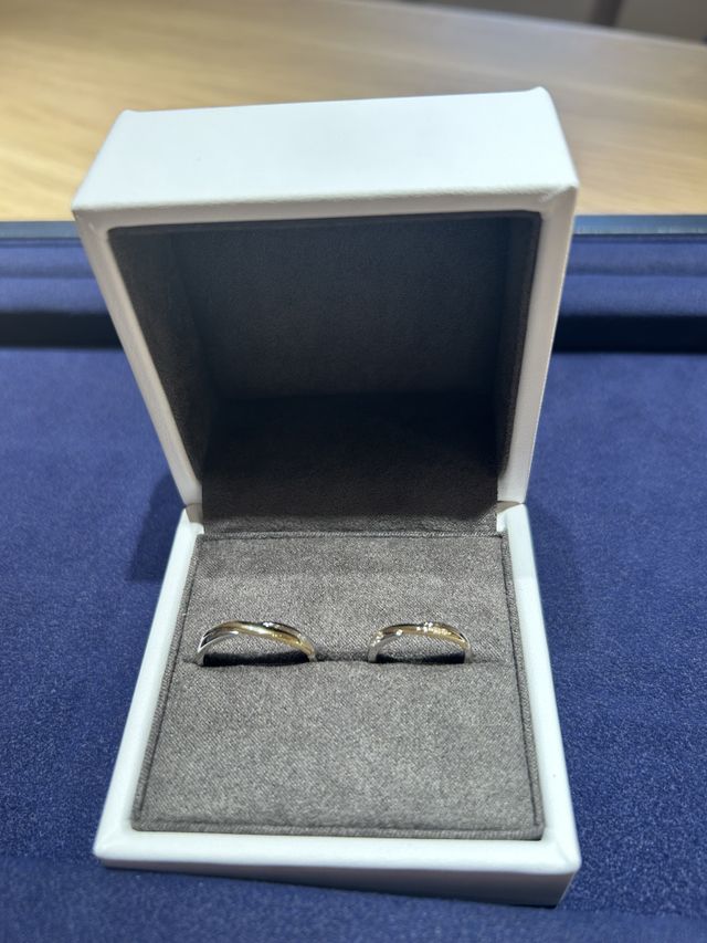 プラチナとゴールドの組み合わせでとても可愛いです。