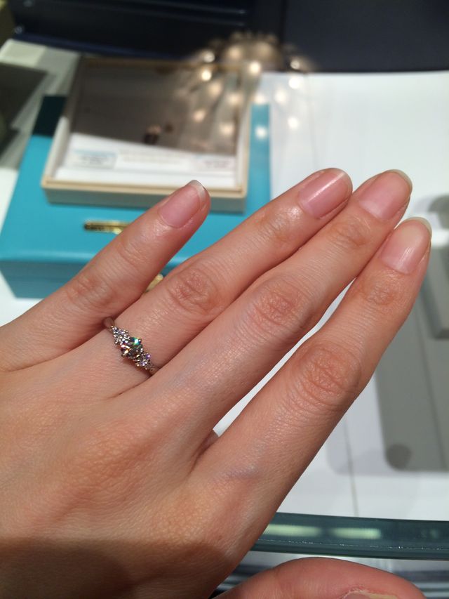 両サイドにメレダイヤが3粒ずつ付いています。