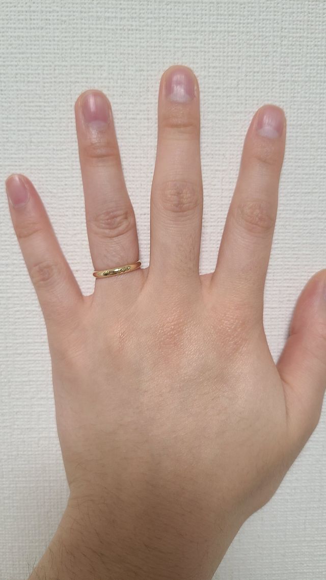 男性用リング着用時の写真です。