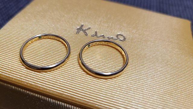 内側に入籍月の誕生石を入れました。