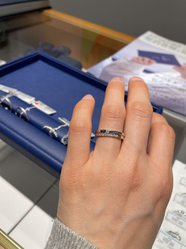 上側が結婚指輪です。
四角いダイヤモンドが、埋まっています。