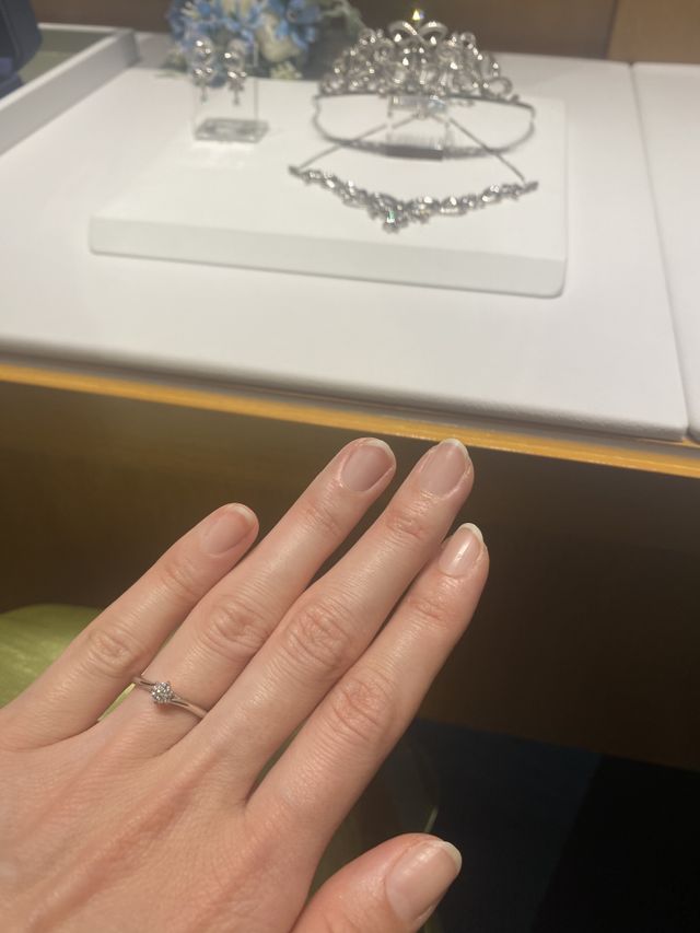 婚約指輪をつけたくれた彼女の指の写真です。