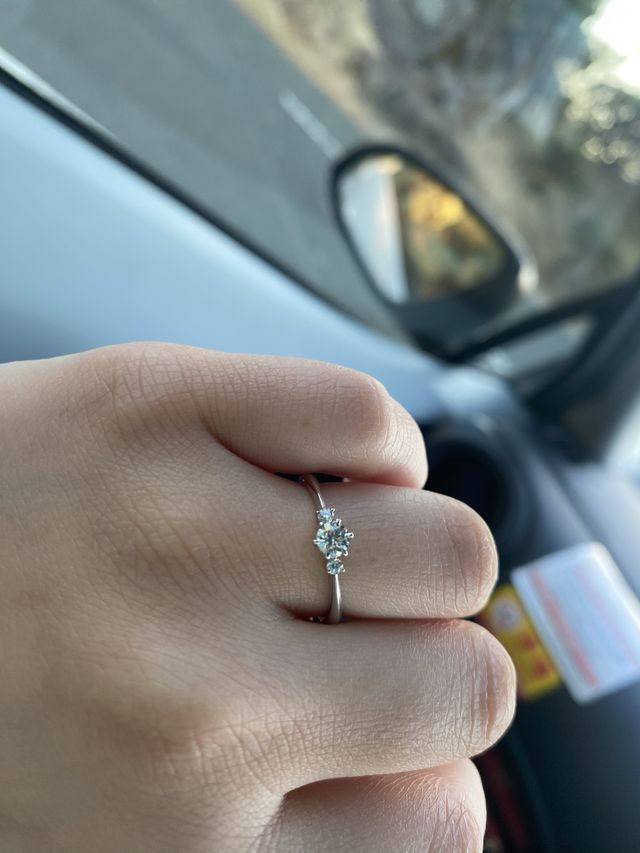 指輪をつけている写真