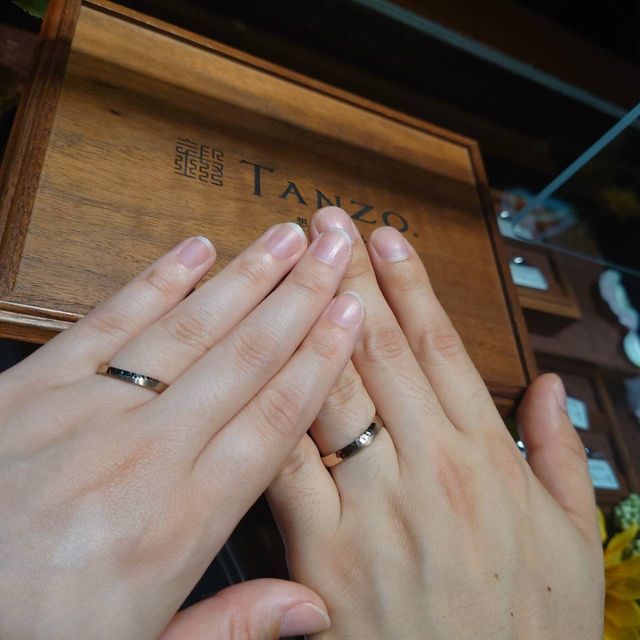 肌色に合わせたコーラル
鏡面、艶消し、槌目が楽しめ