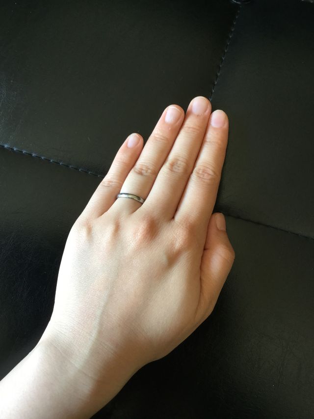 指輪の内側が丸く加工されているので、つけ心地が優しいです。