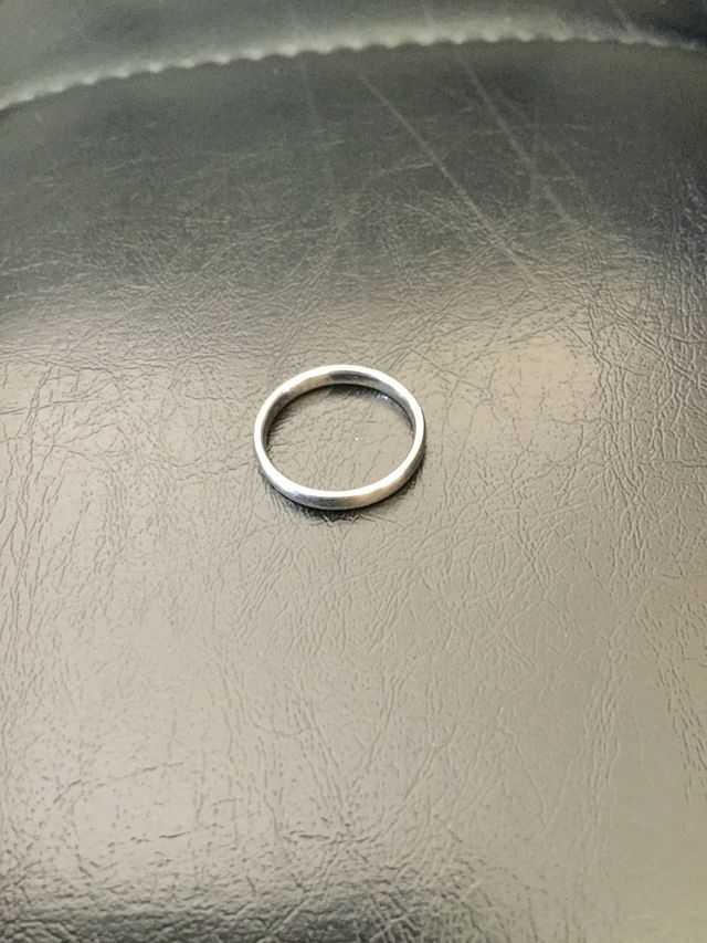 金属アレルギーのため、チタン製の指輪を選びました。
