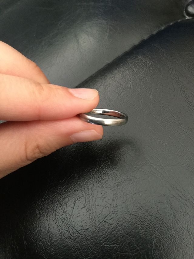 外側はマットなヘアライン加工、内側はミラー加工です。