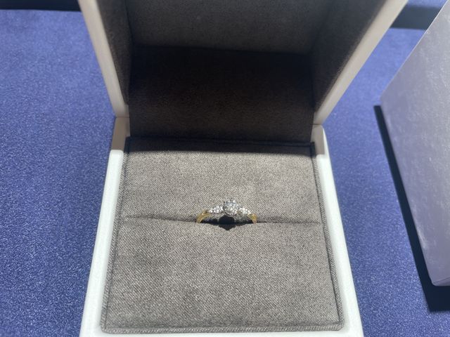 サイドのダイヤが
可愛らしさを演出している
指輪だと思う。