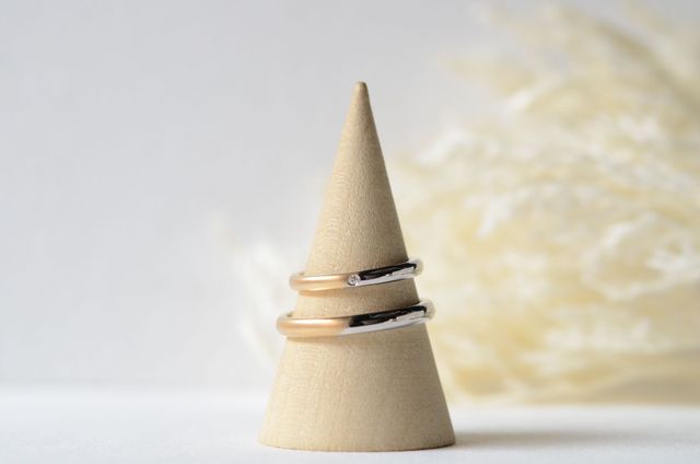 プラチナとブラウンゴールドのコンビの指輪を制作しました。