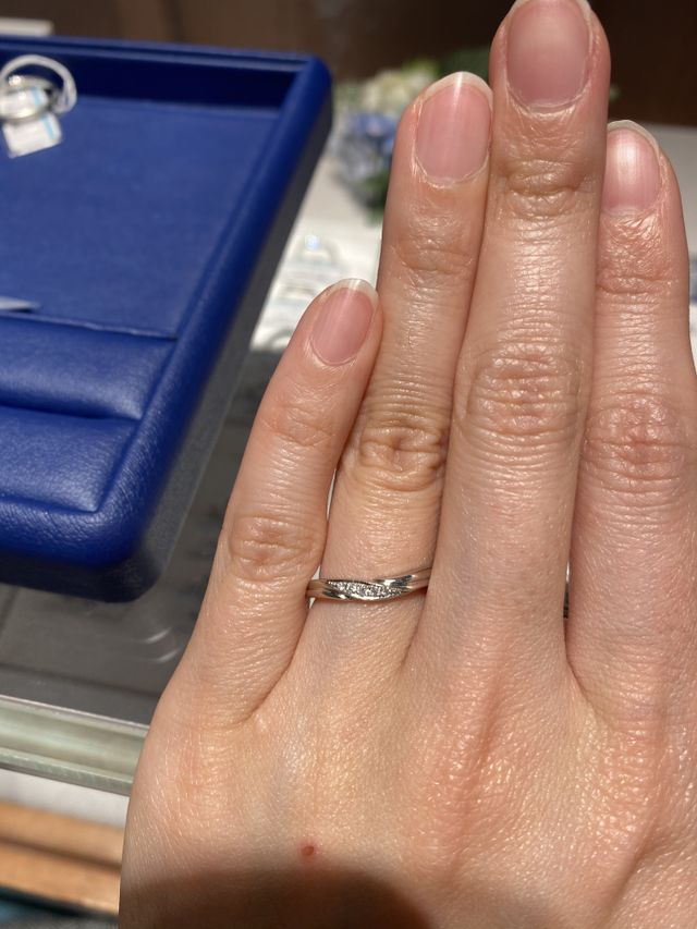 ティファニーの婚約指輪との重ね付けの相性も良かったです！