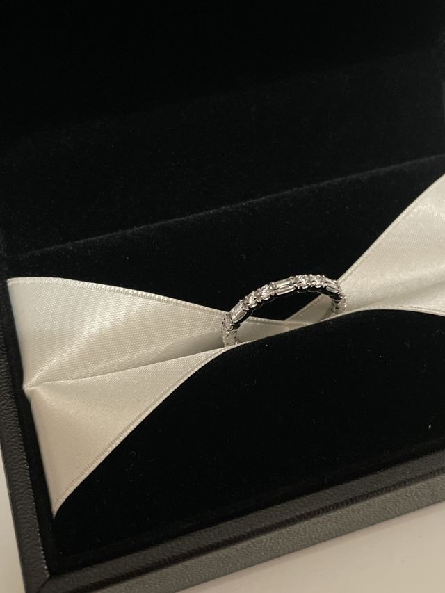 2種類のカットが施されているリング