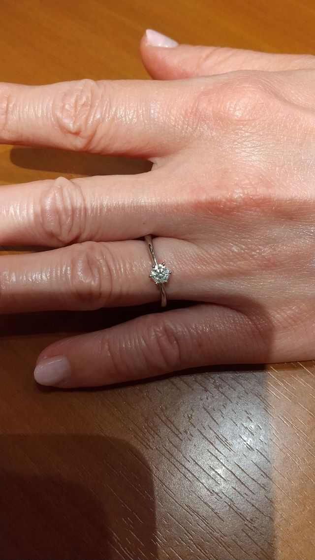 出来上がった婚約指輪を薬指にはめている画像です。