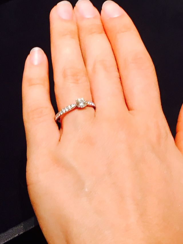 0.3cのダイヤの周りに小粒のダイヤが敷き詰めてあります。