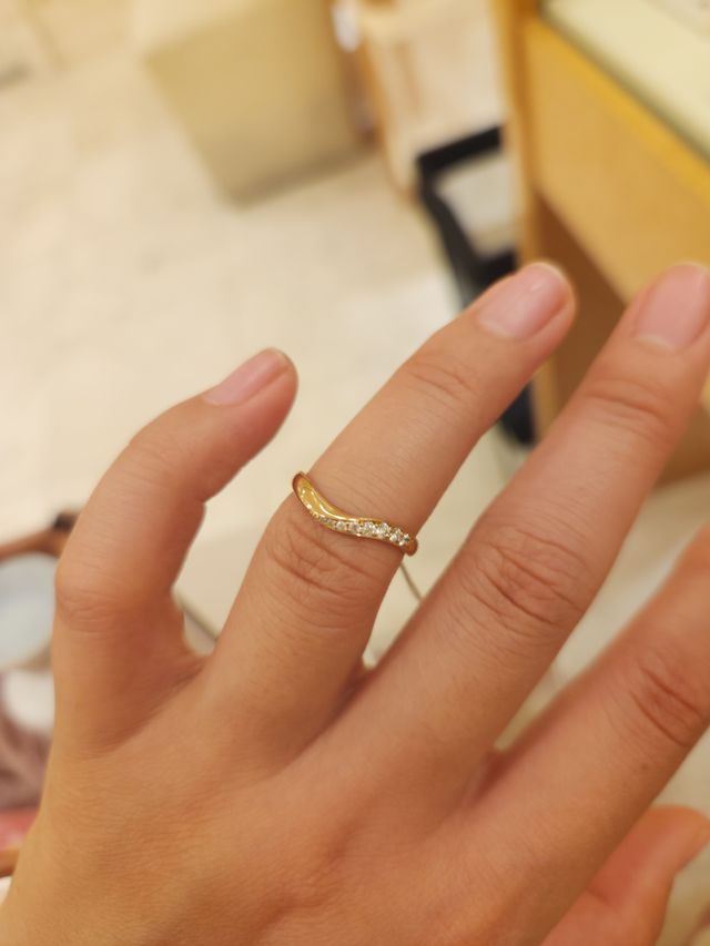 大きめなメレダイヤモンドが並ぶキラキラとした指輪です