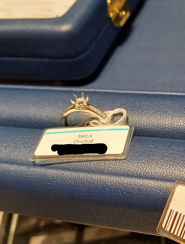 セットリングの婚約指輪です。