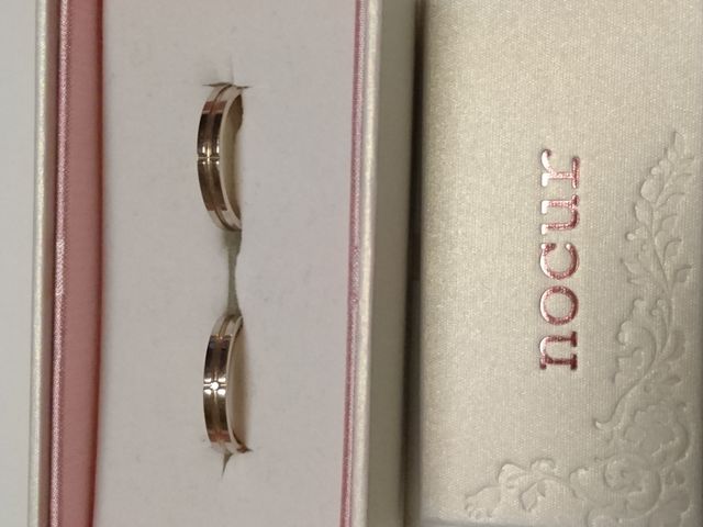 女性の方には石が入っています。肌に馴染む色です。