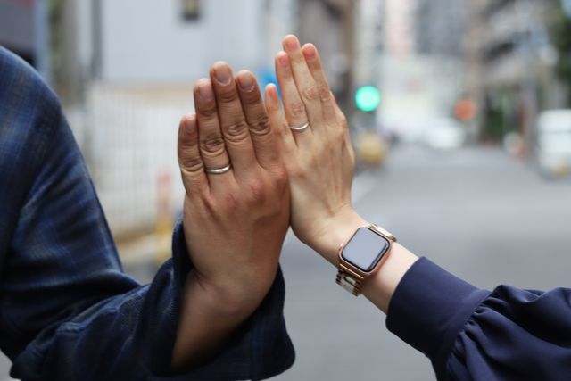 指輪が出来て初めて着用した時の写真です。