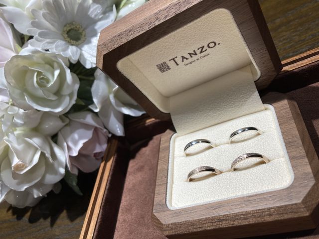 結婚指輪受け取りの際、入籍指輪と一緒に撮影しました。