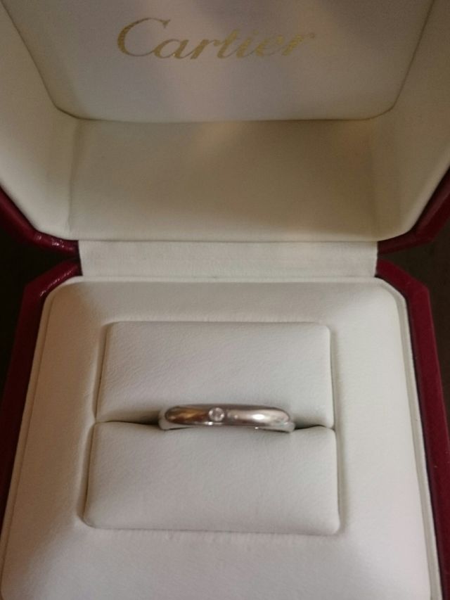 見えにくいですが、真ん中にダイヤが１石入っています