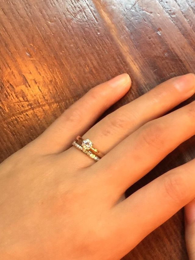 肌馴染みのいいピンクゴールド。普通のプラチナも選べます。