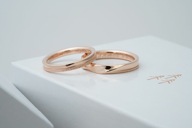 真ん中にラインを入れ、半分をスターダスト加工しています。