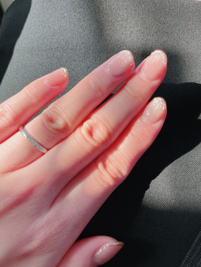 光に当たったときの結婚指輪です。キラキラしてます。