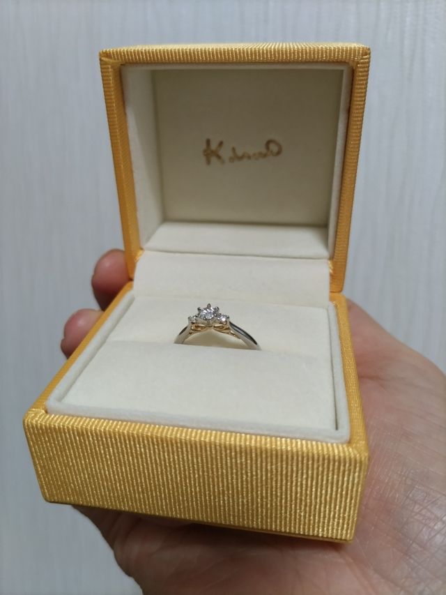 石は3連で付いています。横から見るとリボンの意匠があります。