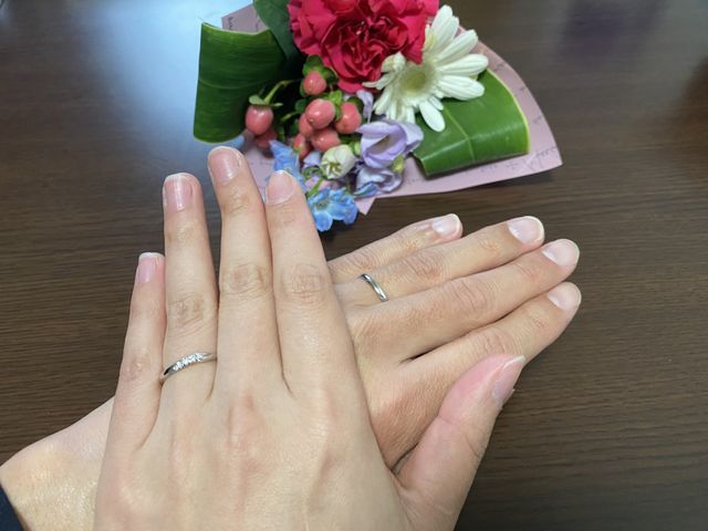 入籍時に撮った1枚で、ウェーブのあるデザインで指に馴染みます