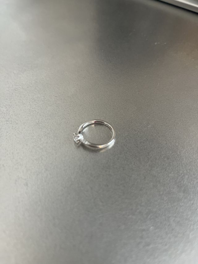 指輪裏に誕生日石のルビーと彼と私の名前入り