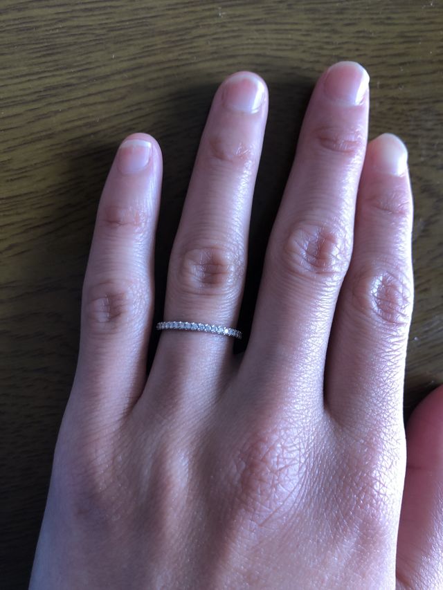 ダイヤモンドが横に並んだシンプルデザイン。幅がすごく細いです