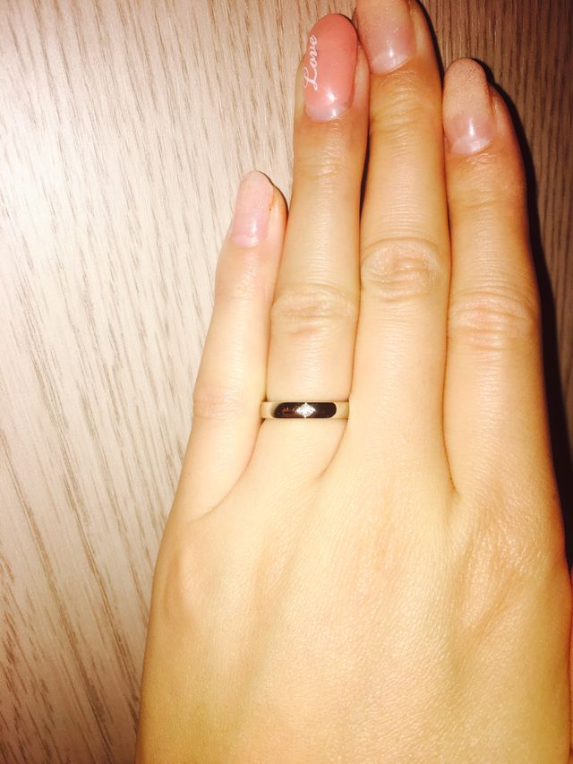 真ん中の光っている部分にダイヤが入ってます。