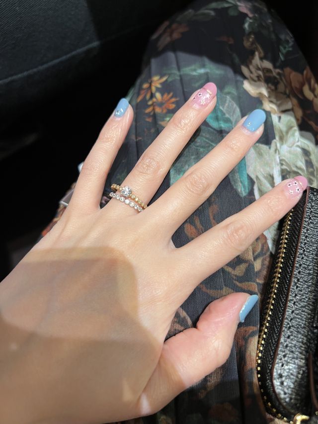 婚約指輪と結婚指輪を重ねてつけたところです。