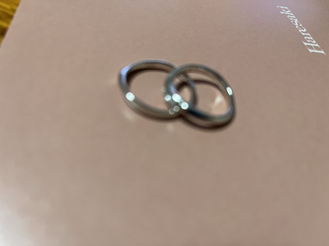 ダイヤモンドが真ん中にありキラキラ輝いて綺麗です。