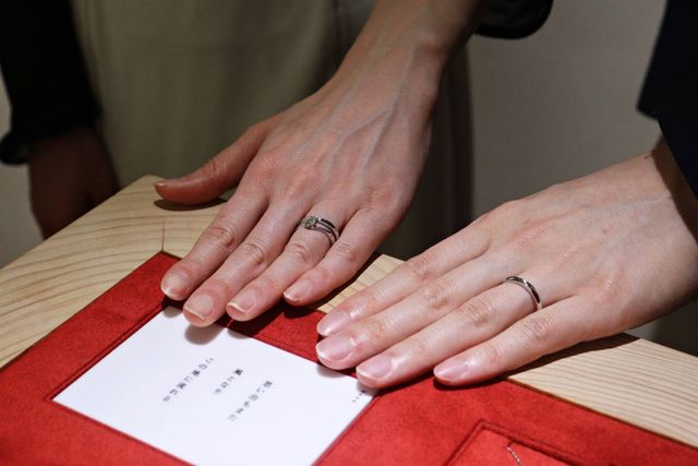 店舗のリングデザインコンセプト前で撮影