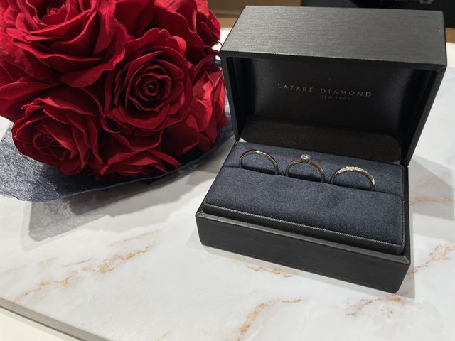 結婚指輪と婚約指輪購入時に店舗にて写真を撮影しました。