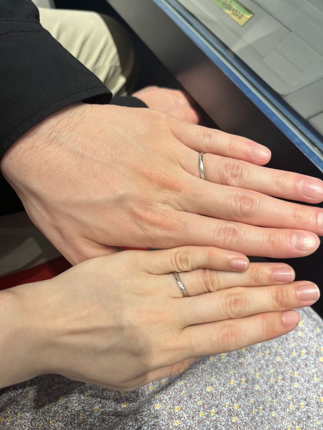 女性用はダイヤ3個、男性用はブラスト加工にしました。