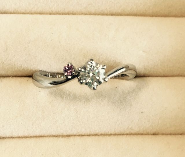 小さいピンクダイヤがお気に入り