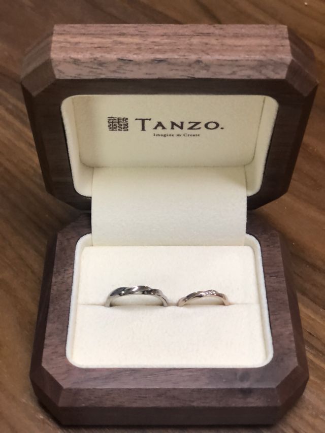 くるみ(だったような気がします)の木でできたボックスです。