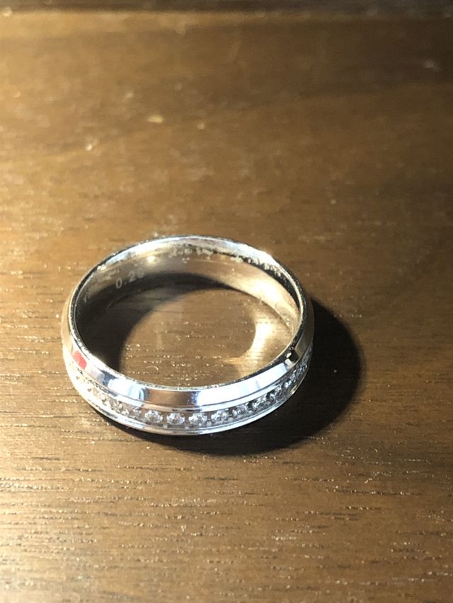 真ん中にぐるっとダイヤがしきつめられていふものになります。