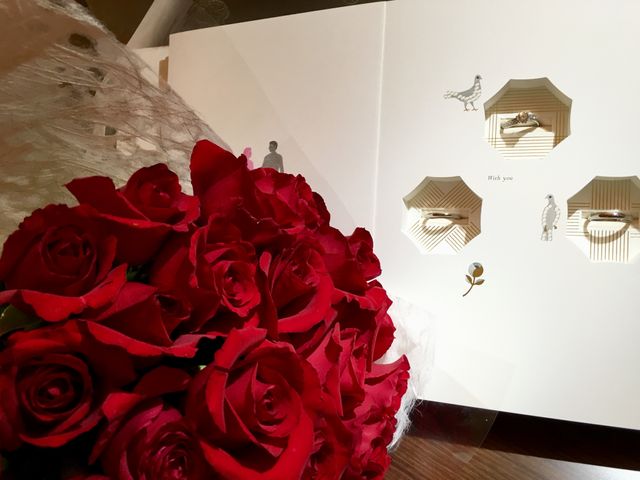 購入時にもらった箱に婚約指輪、結婚指輪をいれて撮影