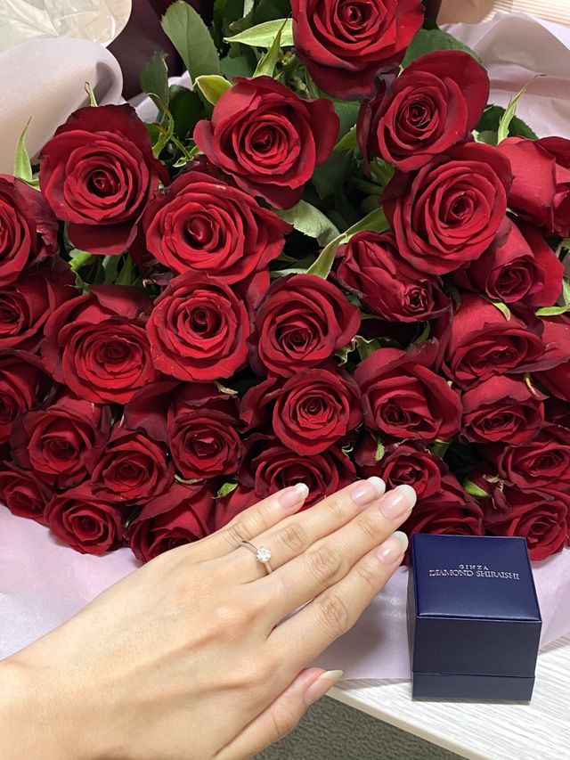 指輪着用時。周りに装飾のないシンプルさが気に入っています。