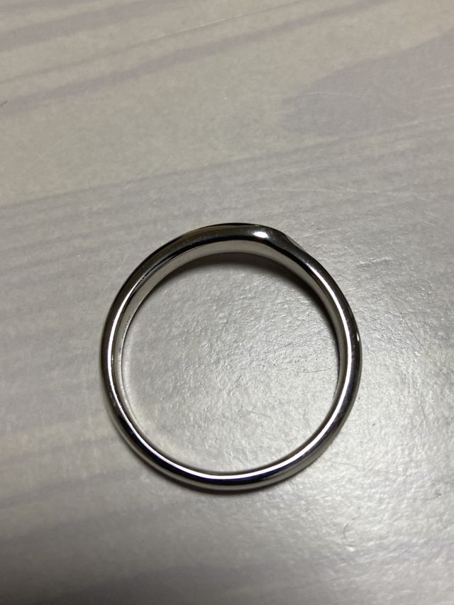 シンプル過ぎず派手すぎないデザインが気に入っています。